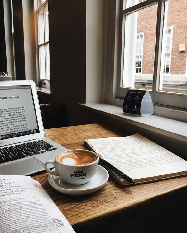Carnet et ordinateur sur un bureau, ambiance de travail calme